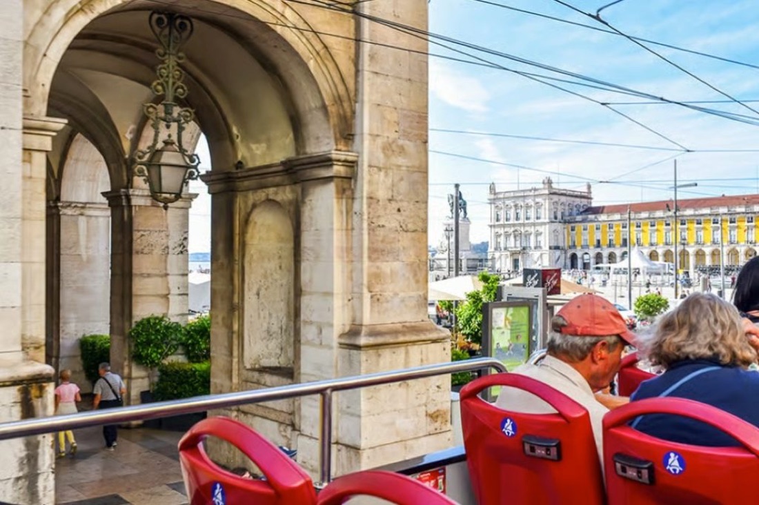 Vista de Lisboa a partir de um autocarro turístico hop-on hop-off