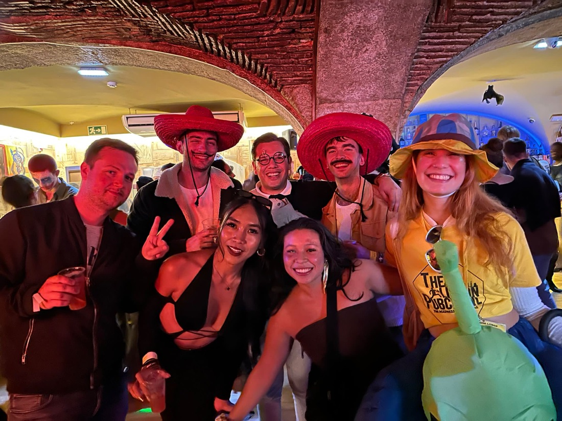 Participantes no Lisbon Pub Crawl com a equipa Discover Lisbon