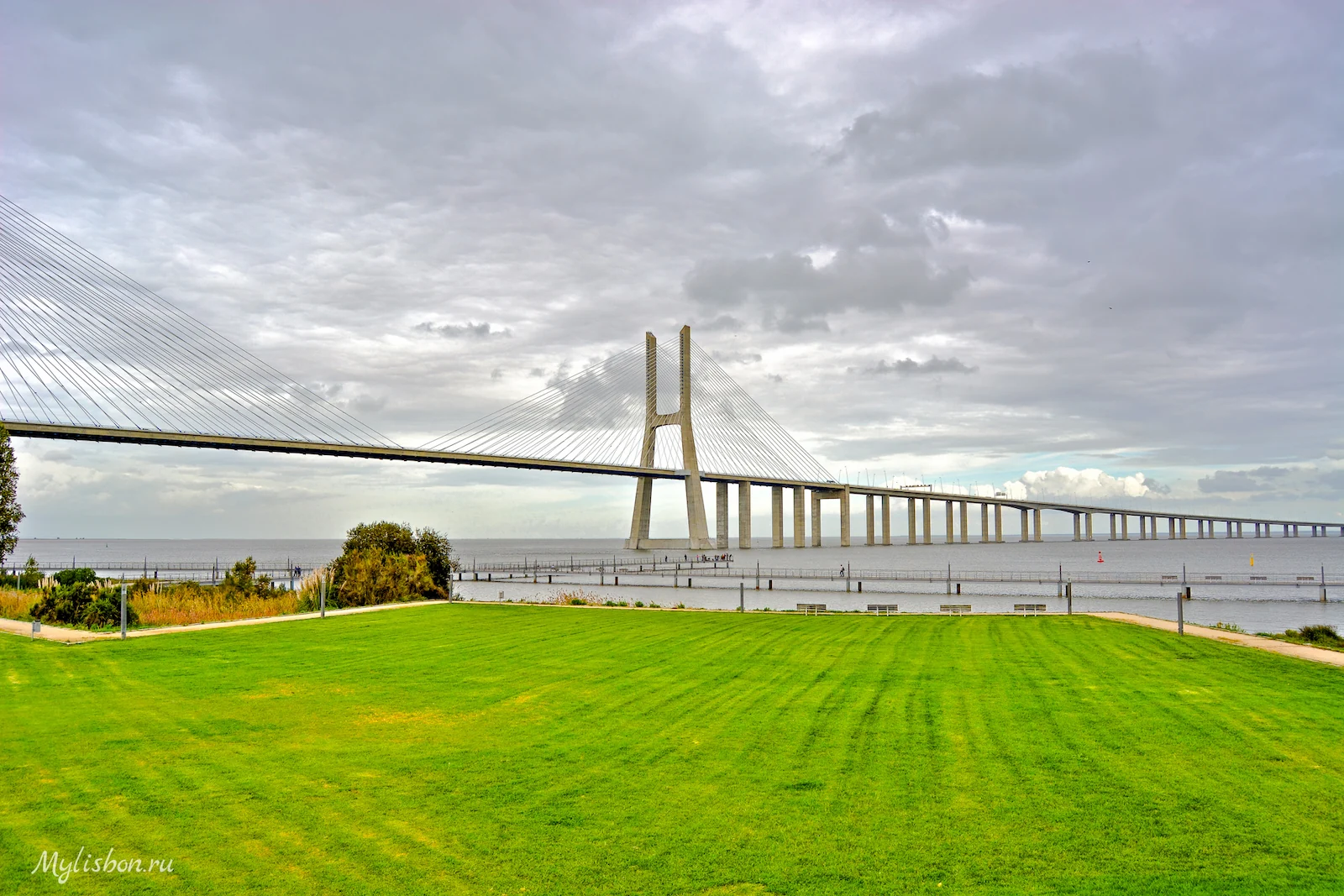 Ponte Vasco da Gama vista do Parque das Nações; deixa o passeio ribeirinho dependente do tempo.