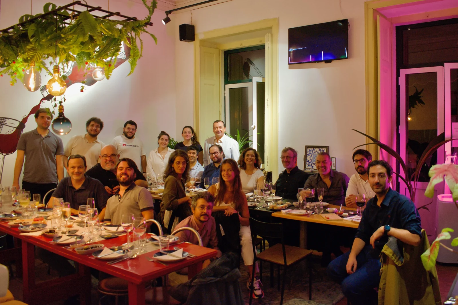 Convívio à mesa numa experiência no Ambiente Hostel
