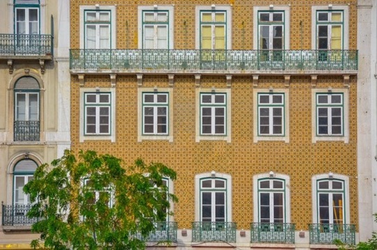 Fachada de azulejos do Ambiente Hostel na Avenida Almirante Reis, Lisboa.