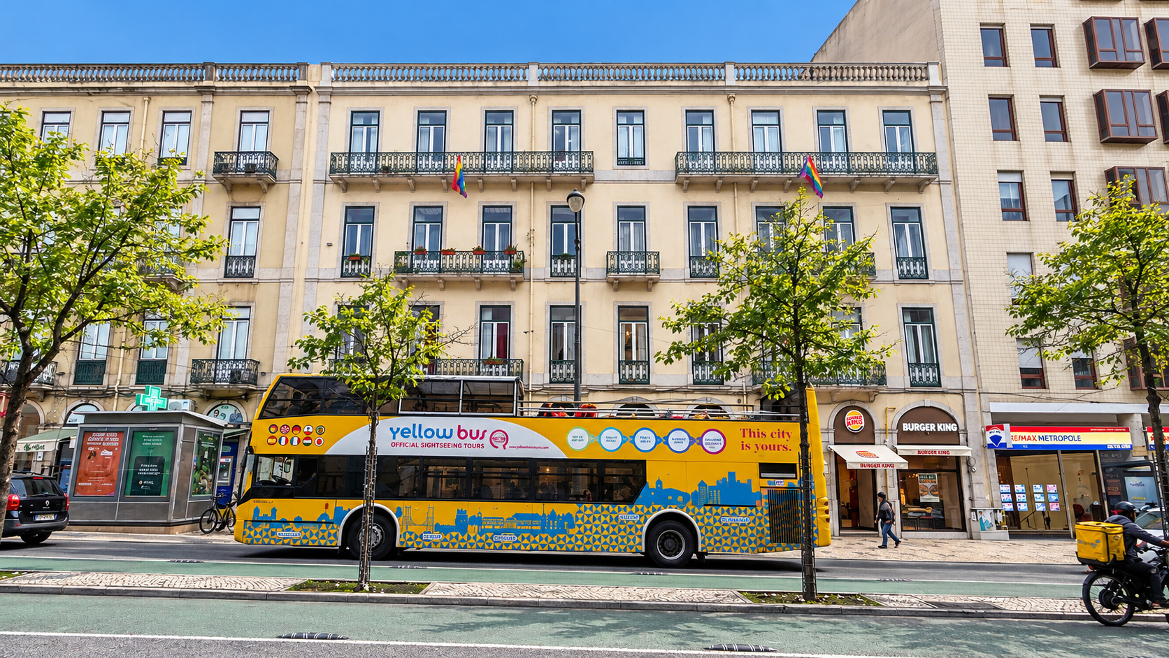 Fachada na Avenida Almirante Reis com autocarro turístico