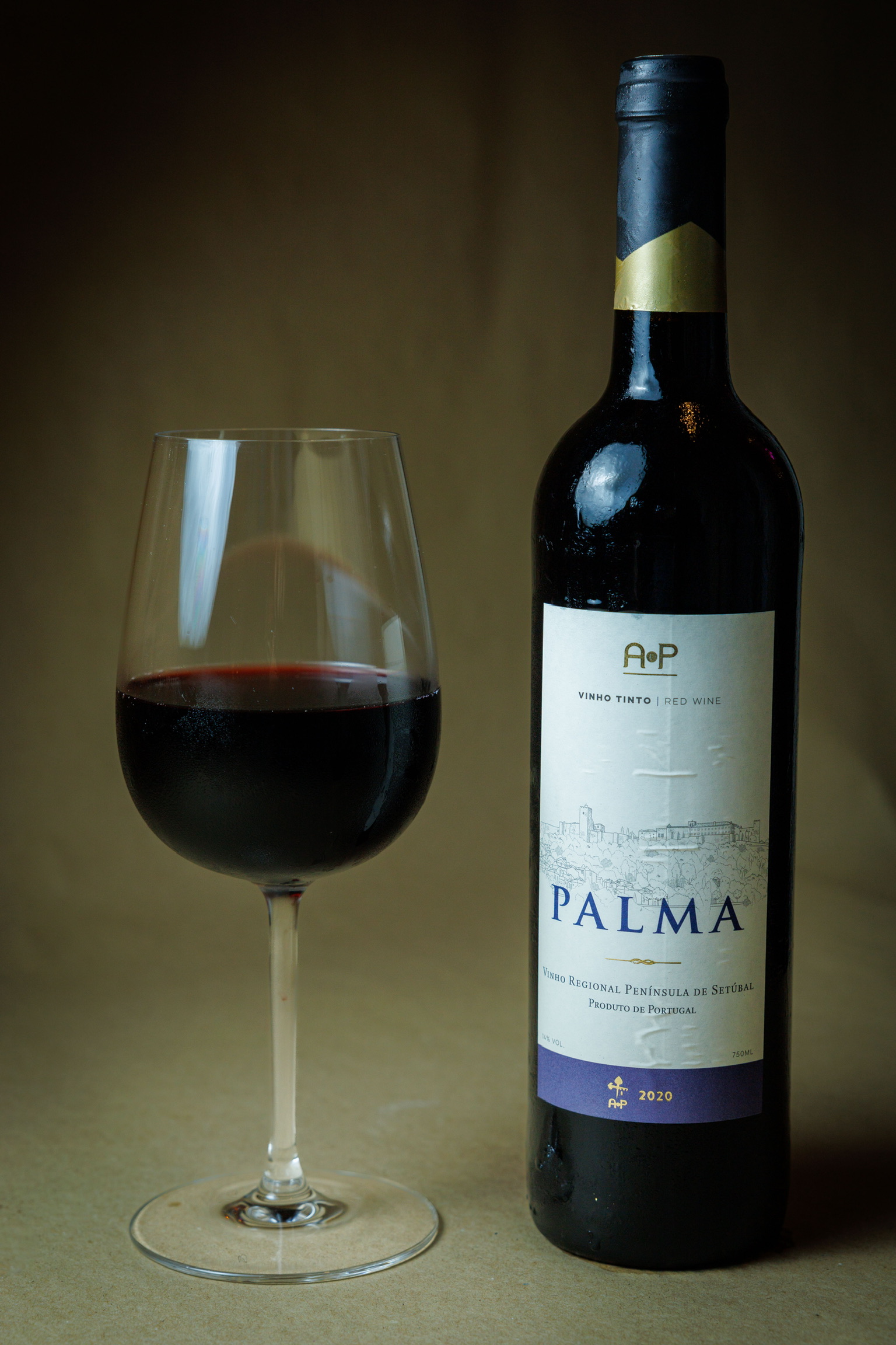Garrafa de vinho português e um copo de vinho na Ambiente Degustation