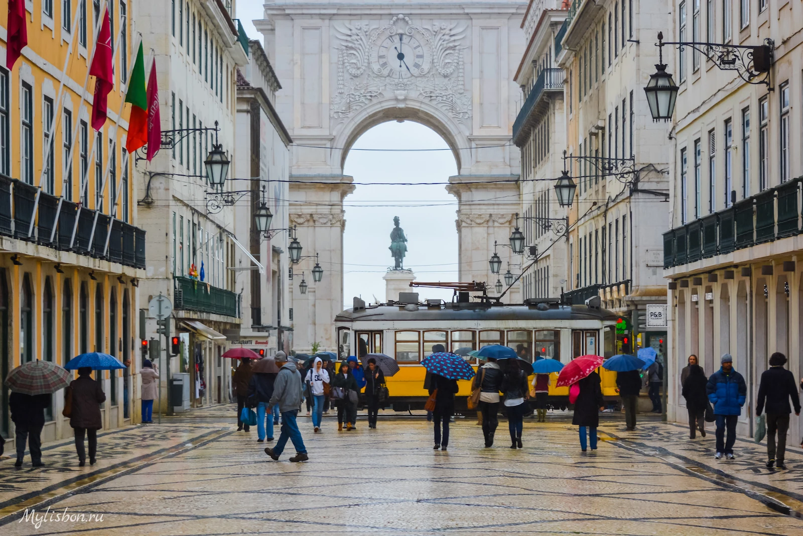 Rua Augusta, a caminho do Arco e do Tejo.