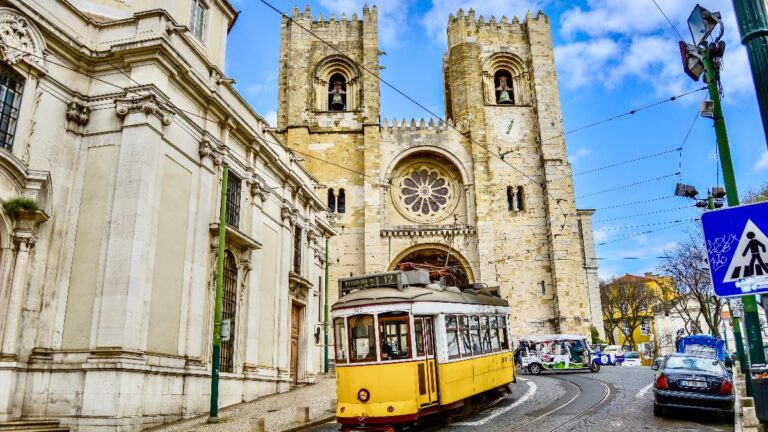 Catedral de Lisboa con un tranvía amarillo