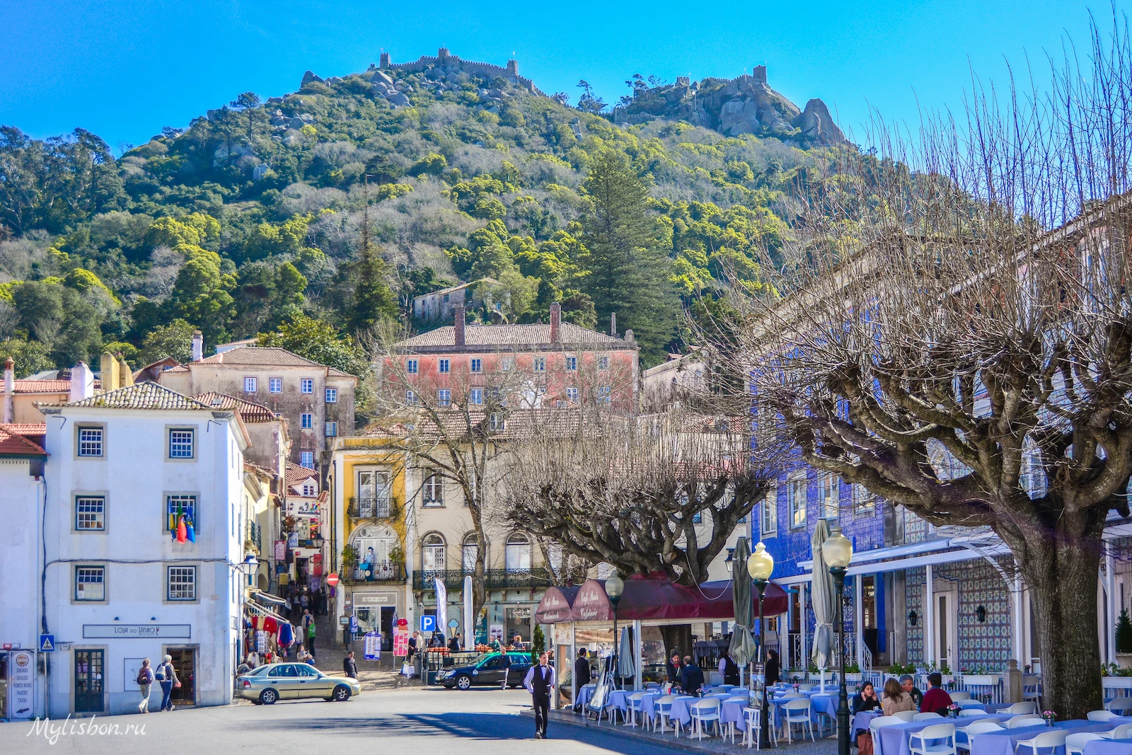 A vila de Sintra, com a serra e o Castelo dos Mouros ao fundo.